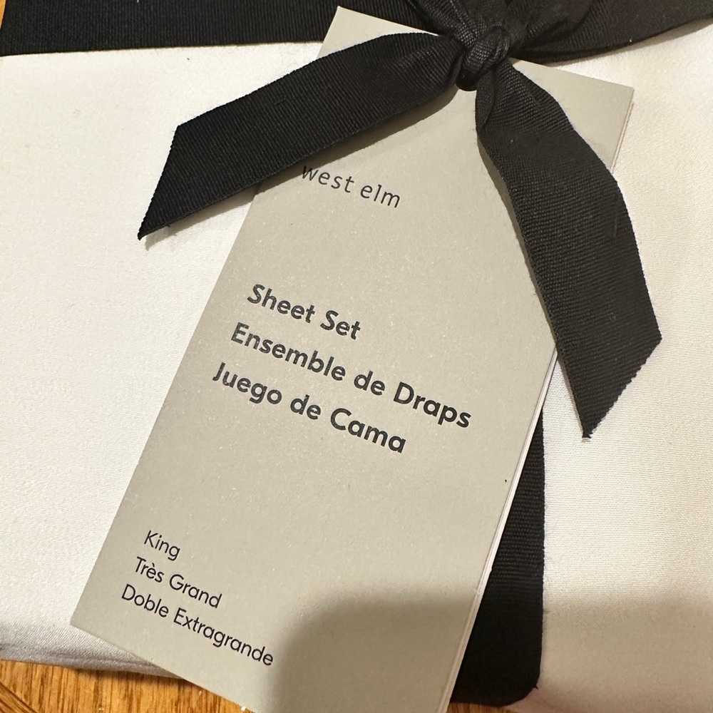 West Elm Silky Tencel Sheet Set
Fitted sheet and top sheet ( No pillow Cases